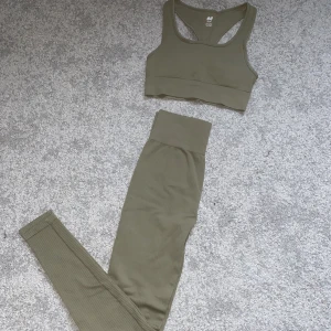 Tränings set  - Säljer ett fint grönt träningset från hm🙌🏻 byxorna är i nyskick medan toppen är använd ett fåtal gånger. Pris kan diskuteras ❣️