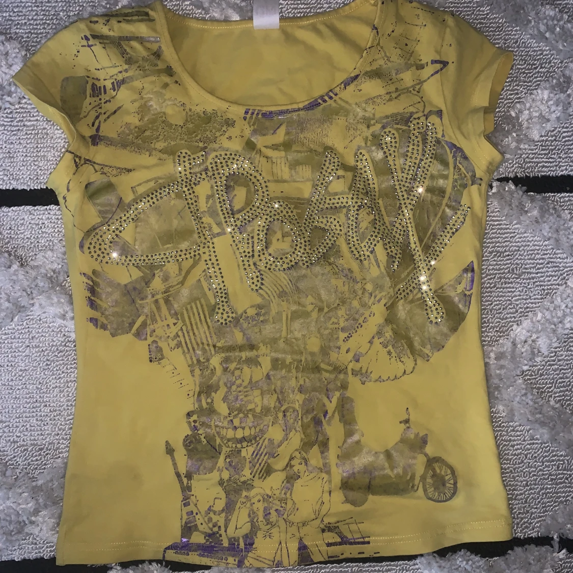 Gul tröja med rhinestones