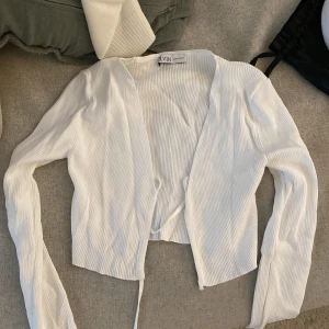 Topp  - Vit topp med snören från Chiquelle 🤍 ny 