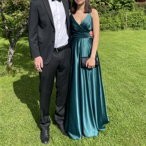 Balklänning  - Superfin balklänning med snörning baktill. Är 167cm + 5cm klackar på bilderna. Köpt hos en skräddare för runt 4000kr. Använt en gång. Har vanligtvis S men skulle säga att den passar både en storlek större och mindre med tanke på snörningen.