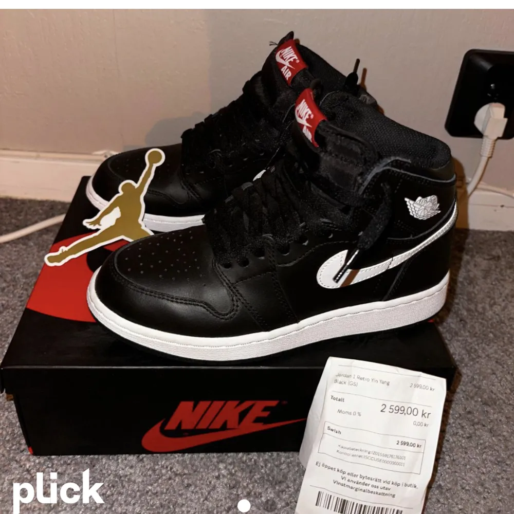 Jordan 1 Retro Yin Yang Black BG High från 2016. Aldrig använda. Perfekt skick med kvitto, box och klistermärke. Storlek 37,5❤️kan gå ner i pris vid snabb affär. Kengät.