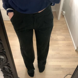 Kostymbyxor  - Kostymbyxor från ginatricot Aldrig använda🫶🏼jättefina och sköna! Sitter bra på mig som är runt 170cm❤️