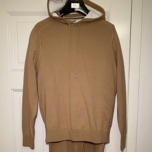 Hugo boss set - Fint skick  Säljes som ett set  Byxor- Xs Luvtröja-Xs T-shirt- S