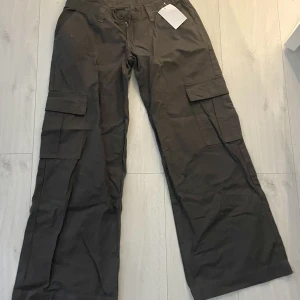 Lågmidjade cargo pants - Lågmidjade Cargo pants! Prislappen är fortfarande kvar och har aldrig haft på mig byxorna (bara testat). Säljer pga att de är för stora för mig. Byxorna är lågmidjade och passar jättebra för en hyfsat lång person!