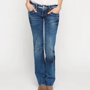 Ltb jeans!! 24x30 - Säljer nu mina galet snygga lågmidjade ltb valerie jeans som är totalt slutsålda!! Mörkblåa i strl 24x30! Köpta på zalando för ca 800kr och är i superbra skick!❣️🤩köp direkt för 800💞