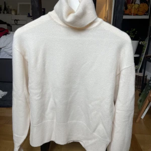 Tröja med detalj - Stickad beige tröja med polokrage och små knappdetaljer vid handleden🤍🤎 Det är XS men sitter som ett S/M!