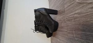 Vox Höga Stövletter storlek 39 - Märke : Vox  Storlek : 39 Skick: i bra skick använt dom 2 ggr bara 