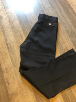 Helt nya dickies 874 - Tjena! Säljer nu dessa nya och oanvända dickies 874 byxor.👖 Säljer för att de inte passade mig. Hör av dig vid intresse!😊