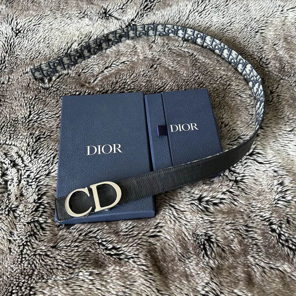 Ett reversable christian Dior bälte jag köpte för ungefär ett år sedan med silvrig buckle. Använt väldigt sparsamt och säljs på grund av att det har blivit för litet.  Ny pris 5500kr Skriv gärna för fler bilder eller eventuella frågor.. Accessoarer.