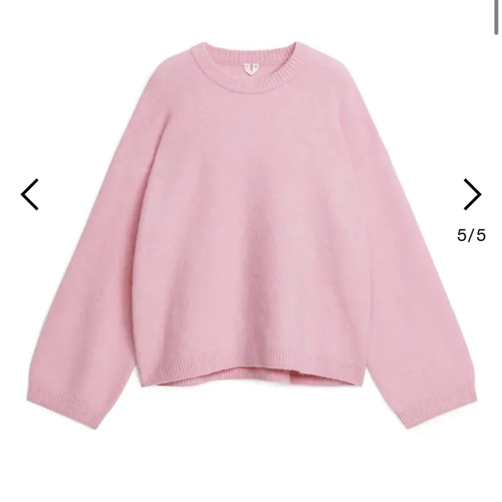Säljer nu min rosa arket tröja i storlek xs, köpt för 890kr💓Säljer pågrund av att de krympt. Stickat.