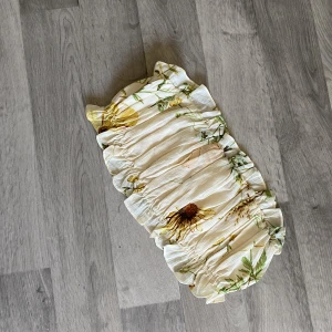 Topp - Säljer denna super söta topp i strl M/L! Helt ny, prislapp kvar!