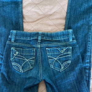 bootcut jeans🤩 - Säljer dessa fina jeans eftersom att de är för korta på mig:( köpta på Plick! Jag har sytt i midjan eftersom de var lite stora på mig förut (se bild två) kom priv för mått. Har även sytt så de är mer bootcut (de bild tre). Säljer för 150kr plus frakt💘