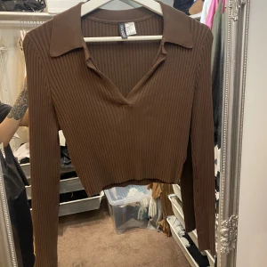 Tröja, croppad  - En stickad croped tröja, använd max 2 gånger hemma. Fint skick 