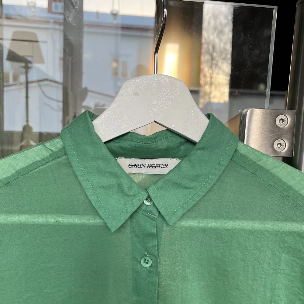 Underbart grön färg på Carin Westers skjorta med utsvängda ärmar. Mycket bra skick.. Skjortor.