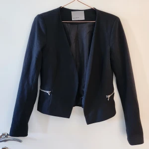 Croppad blazer - Croppad blazer med dragkedja. Supersnygg men kommer tyvärr inte till användning längre. Hör av dig vid frågor!