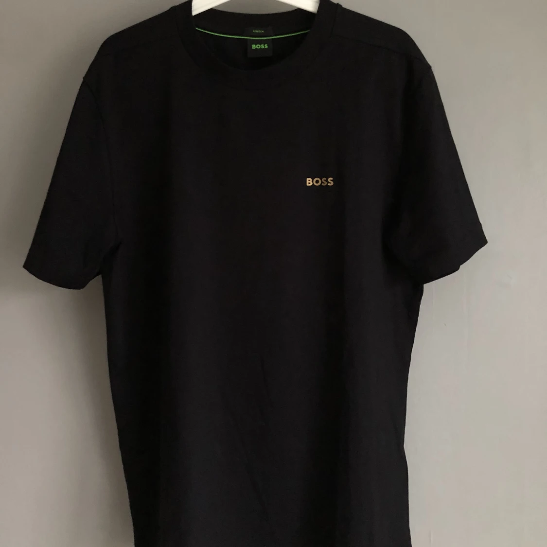 Oanvänd HUGO BOSS t-shirt