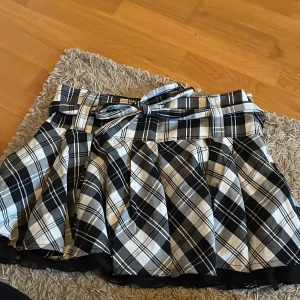 svartvit kjol🧚🏻‍♀️ - fin kjol men knappt använd. köpt second hand! storlek 38 men skulle säga passar 36-38💓 skriv om du undrar något eller har annat prisförslag <3