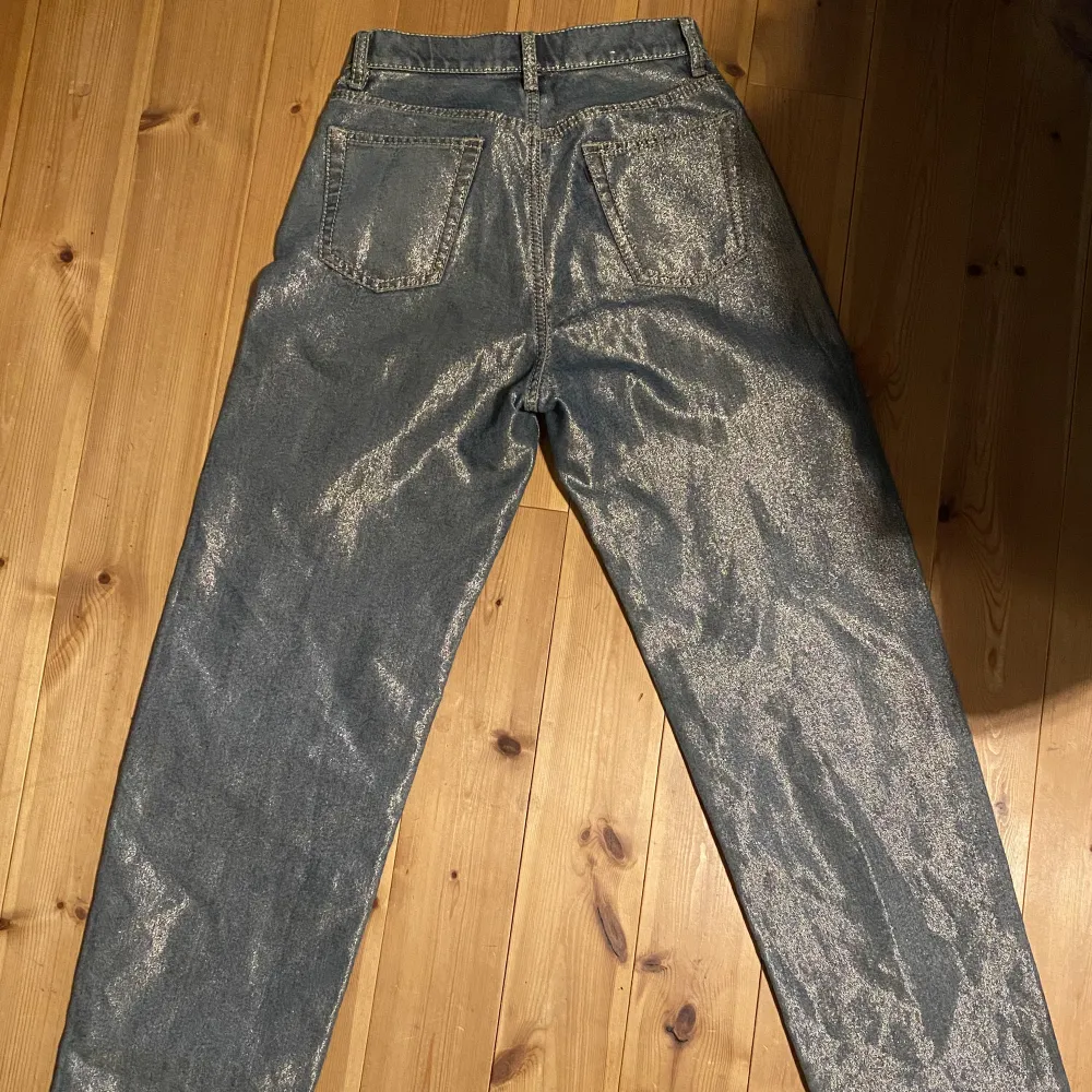 Säljer dessa riktigt feta Eytys benz jeans då dem tyvärr inte kommit till användning, knappt använda och helt slutsålda på hemsidan!:) Bra längd på mig som är 170cm lång!   Bara att hojta till vid eventuella frågor! :). Jeans & Byxor.