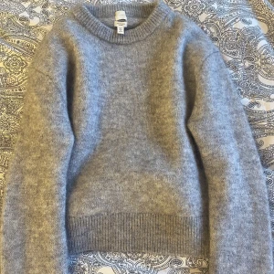 Stickad tröja  - Säljer denna stickade tröjan från H&M, storlek M. Inte använt den mycket alls för den inte har kommit till någon användning. 