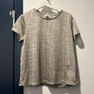 Tröja  - Skimrande tröja, kommer inte till användning för mig. 