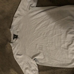 Trendig tröja - Fin blå färg som passar upp till M beroende på hur man vill ha tröjan. Den är väldigt skrynklig så man får stryka den