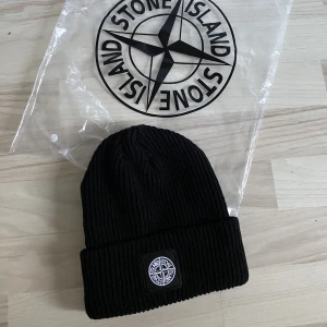 Stone Island Mössa  - Mössa ifrån märket Stone Island. Kopia av den äkta, men är i super bra kvalite och liknar den äkta. Aldrig använd. Påse medkommer vid köp 