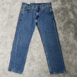 Blåa Levi’s 505 jeans med måtten 32x30. relativt bra skick, nästan oanvända. Skriv privat för fler bilder!