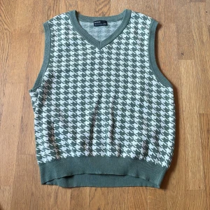 Väst från bershka - Rutig väst som är grymt snygg till en skjorta ifrån bershka