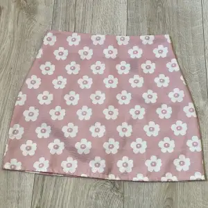 supersöt blommig kjol från shein, endast använd under en föreställning, storlek xs!