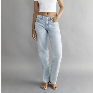 Gina tricot low waist jeans - Säljer dessa populära lågmidhade jeans från Gina Tricot då dom inte kommer till användning. Dem är använda några  fåtal gånger, så i väldigt bra skick. Storlek 32. Säljer för 300 + frakt 💞