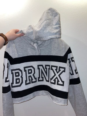 Croppad hoodie - Skön hoodie som jag själv klippt av till en crop top. Den är använd men i gott skick, ska man klaga på något så är det väl att det finns lite noppor. (Se bild 2)