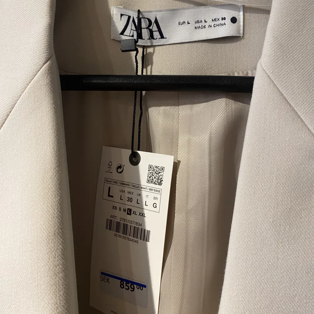 Ny kavaj från Zara, prislapp kvar, beige storlek L. Nypris 859kr🥰. Kostymer.