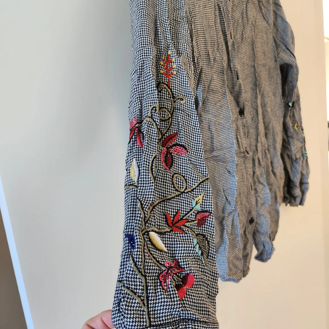 Blus med broderi - 90