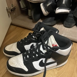 Nike dunks - Säljer dessa panda dunks då dem inte kommer i någon användning. Nypris 1700kr (sprej för rengöring och crease tillkommer också) 