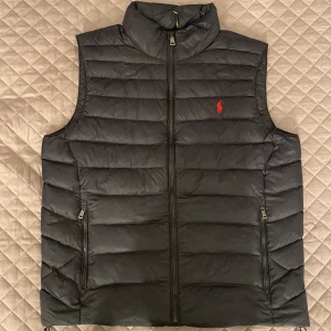 Polo Ralp Lauren väst - Svart polo Ralph lauren väst i ny skick. Endast en månad gammal och har bara använts ett fåtal gånger. Pris kan diskuteras.