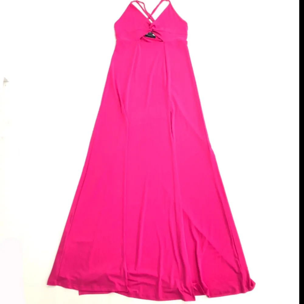 En super vacker och elegant klänning köpt från Forever 21 i storlek S/36💕🎀. Säljer pga att den är lite lång för mig som är 160cm💞. Klänningen har inga defekter. Skriv i dm för fler bilder eller info🫶🏻!!. Klänningar.