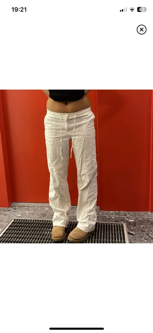 Linnebyxor - Intressekoll på bonprix linnebyxor. Jag är 166 cm och dom sitter bra i längden. Dom är lite slitna längst ner vid fötterna annars är dom jättefina! (lånade bilder från förra ägaren)