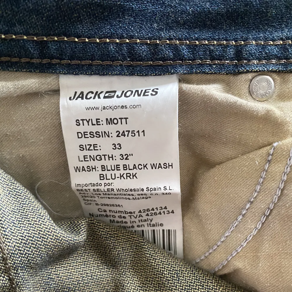 Jättesnygga Vintage raka lågmidjade jeans från Jack&Jones💖  Byxorna har tyvärr ett hål vid grenen men det är lätt att sy ihop!. Jeans & Byxor.