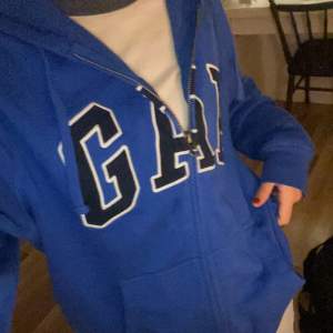 En zip up blå hoodie från gap! Köptes för 300 här på Plick och har använts typ 3 gånger! (Köparen står för frakten)