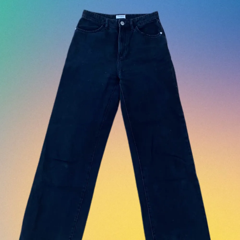 Svarta jeans med vida ben, bekväma och snygga. Är i gott skick och passar till allt.. Jeans & Byxor.