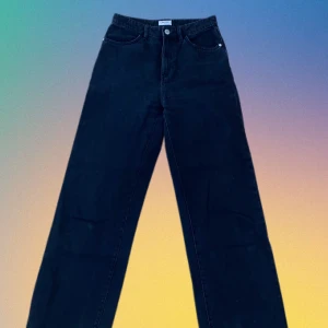 Vida svarta jeans  - Svarta jeans med vida ben, bekväma och snygga. Är i gott skick och passar till allt.