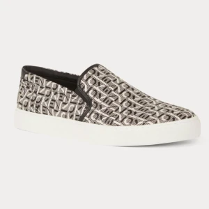 Kenzo slip on skor - Säljer dessa helt nya Kenzo slip ons. Skorna är använda 1 gång, har inga defekter eller liknade. Skorna är i storlek 36 men funkar även för 35 och 37 beroende på ens fotform. Allt medföljer, låda, dustbag etc. Pris går att diskuteras.