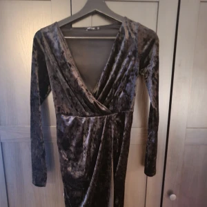 Kläder  - Två svarta klänningar i storlekarna xs och s ich ett par byxor i storlek s 