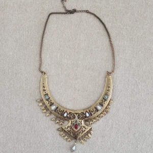 Halsbu - Oäkta, lite missfärgad i kedjan bak i nacken.