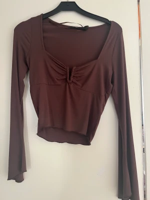 Tröja med v- ring - En tröja från bikbok, oanvänd och prislappen är kvar. Storlek s och värd 299kr