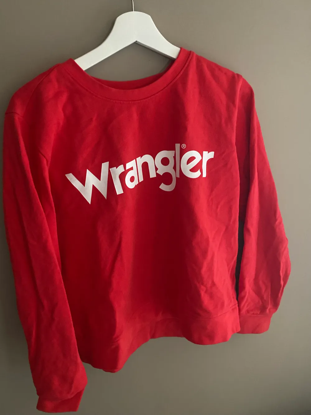 Säljer min röda sweatshirt ifrån wrangler då dne inte kommer till användning och är för stor   Säljs för 200 kr . Hoodies.