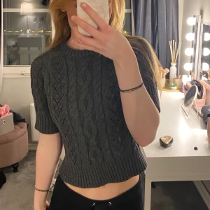 Stickad tröja - Säljer denna gulliga stickade tröjan från Zara, storlek S💗 Bra skick men kommer inte till användning. Säljer för 100 kr + frakt💗