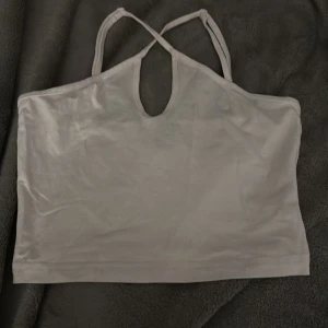 Topp - Jätte fin vit tom som jag bara använt 1 gång❤️ Säljer en i svart också😻