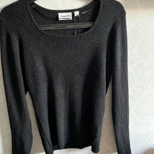 Glittrig topp - En helt ny med prisslapp kvar, en topp från kappahl nypris 399kr. Passar s/m