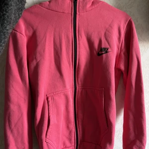 Nike kofta  - En väldigt fin Nike kofta, använd max 2 gånger.